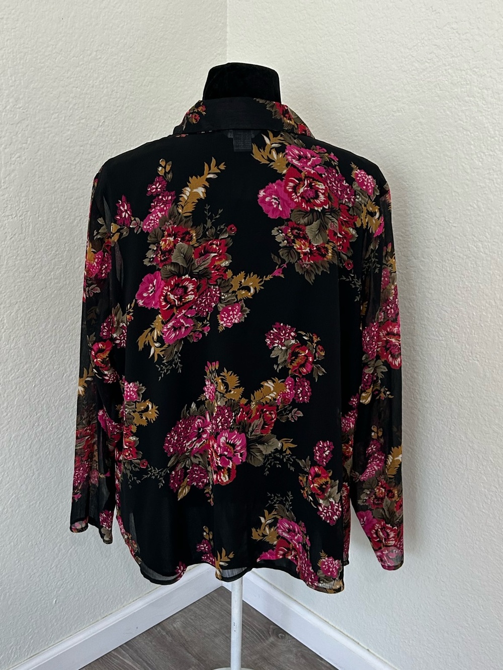 Koret Woman Plus Size 20W Black Floral Ruffle Button Front Blouse Top - Picture 3 of 10